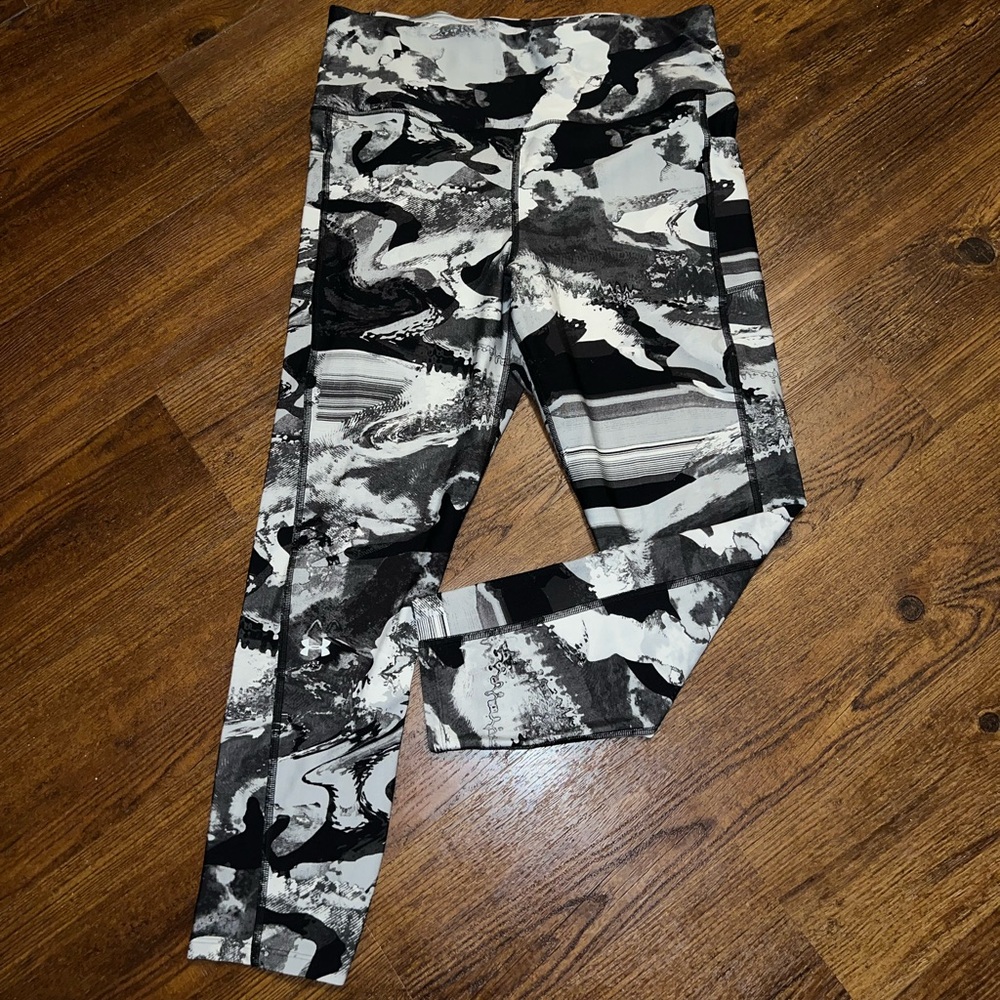 Under Armour Black & White Pattern High Rise Capri Activewear Leggings Size 1X